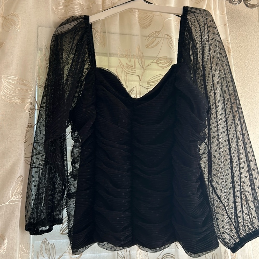 Corrugated blouse, long transparent chiffon sleeves, elastic on shoulders.